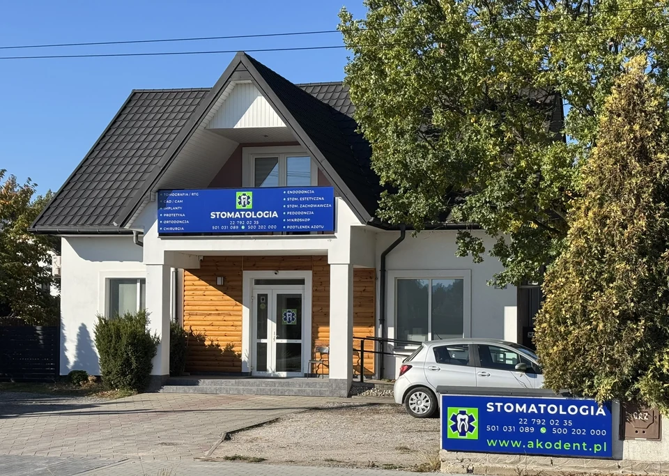 Budynek AKODent widziany od strony ulicy