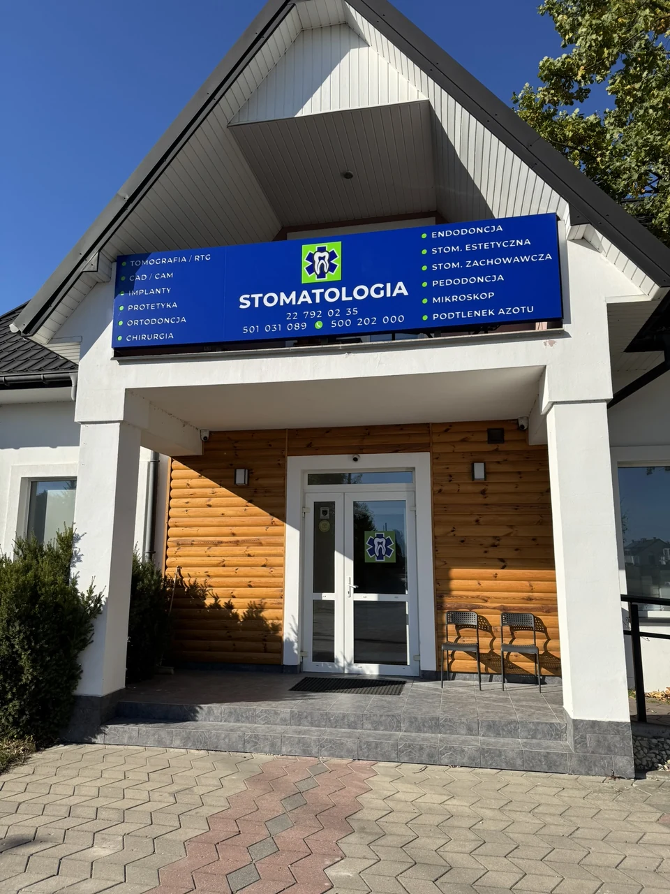 Front budynku i wejście do AKODent