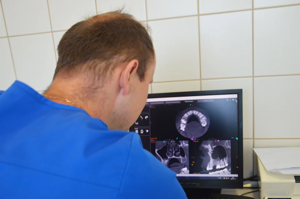 Lekarz analizujący obrazy tomografii na ekranie